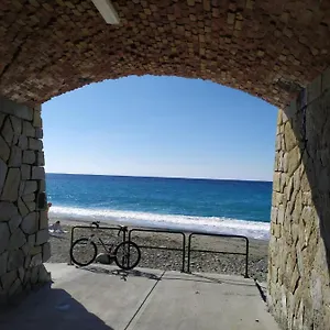 rocce-sul-mare.hotelitalianriviera.com/